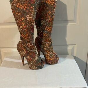 Floral Chain-Detail Heeled Boots